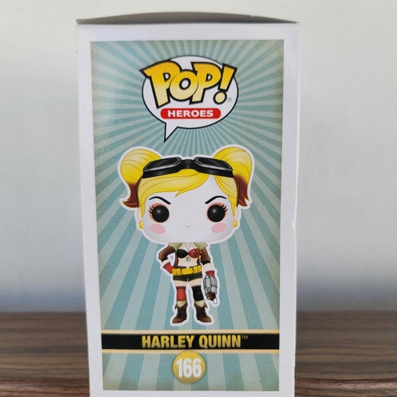 🚨 2 Harley Quinn Funko! - Picture 4 of 13